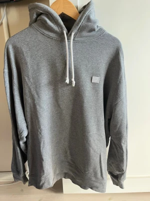 Acne studios tröja  - Acne studios tröja i fint skick, i storlek medium men lite större i storleken!