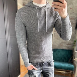 Stickad hoodie - Mycket fint skick, inga defekter. Storlek XS men sitter som S och passar dig som är mellan 175-185cm. Nypris ca 2500kr. Modellen är 185 cm, 79 kg. Skriv för mer information!🤝