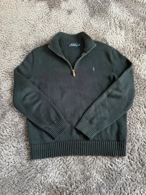 Svart halvzip från Polo Ralph Lauren - Snygg svart stickad tröja från Polo Ralph Lauren med halvzip och hög krage. Tröjan har ribbade muddar och nederkant samt den klassiska lilla lila loggan broderad på bröstet. Modellen är 176 cm och väger 62kg. Storlek S och passar väldigt bra. Hör av er vid frågor!☺️