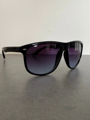 Solglasögon - Nya supersnygga solglasögon! Nästan identiska med Rayban boyfriends!