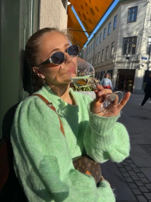 Pastellgrön fluffig stickad tröja - Mysig stickad tröja i en trendig pastellgrön färg. Tröjan har en oversized passform med breda ärmar och ribbade muddar vid ärmslut och hals. Perfekt för dig som gillar en chill och stylish look.