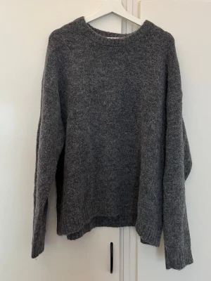 Stickad tröja  - Säljer denna super mysiga tröja i ullblandning som är köpt på nakd i storlek M. Helt slutsåld på hemsidan, köpten den för 799 kr💖 endast använd 2 gånger, säljer då jag tyvärr inte får användning för den💖