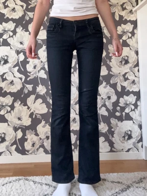 Mörkblå bootcut jeans - Snygga mörkblå bootcut jeans med klassisk femficksmodell och hög midja. Jeansen har utsvängda ben och är tillverkade i ett stretchigt denimtyg som sitter bekvämt. Perfekta för dig som gillar en tidlös och trendig look. Jag är 173 och tycker de blir lite korta på mig. I min smak.