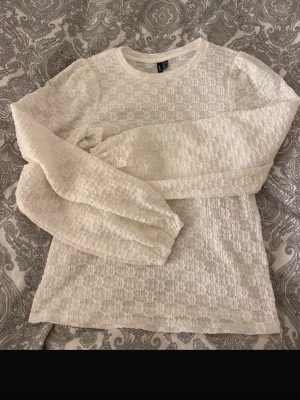 Vit blus  - vit blommig blus från vero moda. jätte fin, inga skador