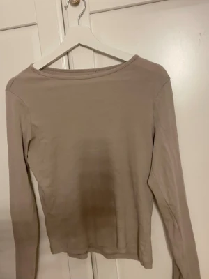 Beige långärmad topp från lager 157 - En enkel och stilren beige långärmad topp med rund halsringning från lager 157 
