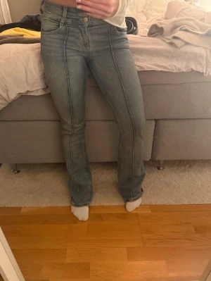 Blå bootcut jeans med hög midja - Säljer ett par ljusblå bootcut jeans från bershka 💕