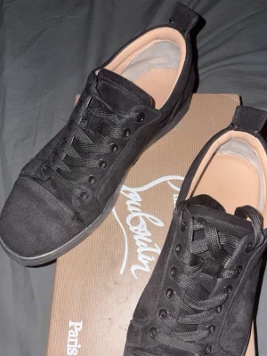 Svarta sneakers från Christian Louboutin - Har ett par louboutins som behövs säljas. Rätt så använda skulle jag säga, det finns även ett litet litet hål i skon på baksidan. Annars är dem helt perfekta sitter gött när man har på dem. Storlek 42, eftersom hålet frf finns på skon så kan priset självklart diskuteras!