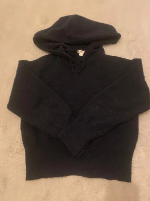 Mörkblå hoodie - Mörkblå Hoddie, är nopprig!!!!  Strl 146/152