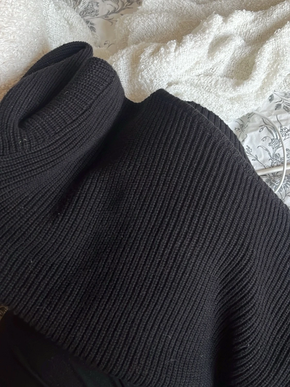Svart off shoulder stickad tröja - 2