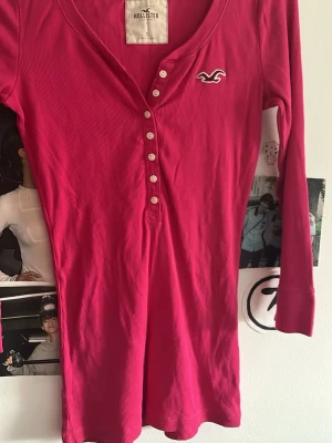 Hollister Henley  - Hot pink Rosa Hollister henley topp, storlek S. Mycket bra skick. 