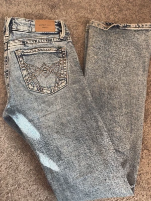 Ljusblå bootcut jeans från Perfect Jeans - Säljer ett par ljusblå bootcut jeans från Perfect Jeans med snyggt broderad bakficka och klassisk femficksmodell. Jeansen har en tvättad look och utsvängda ben. Perfekta till en avslappnad stil! pris går att diskutera 🩷