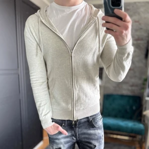 Morris heritage hoodie - Mycket bra skick, inga defekter! Passar dig som är mellan 170-180cm ungefär. Modellen är 185 cm, 75kg. Passar bra nu till våren! Skriv för mer information!🤝