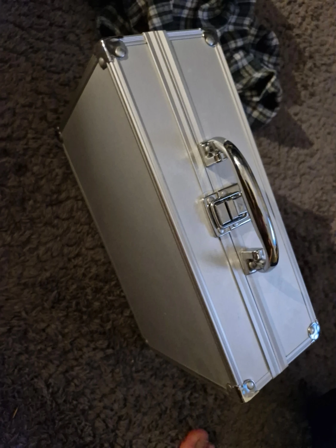 Silverfärgad metallportfölj - 1