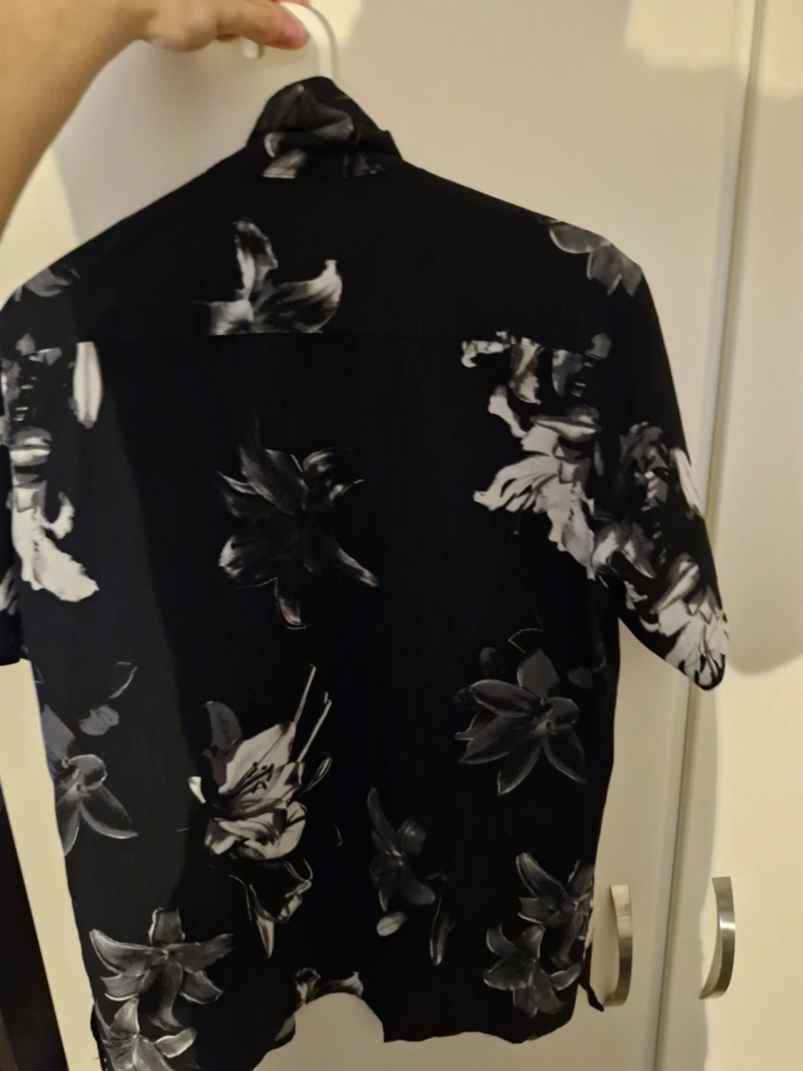 Svart blommig skjorta från SNDST - 1