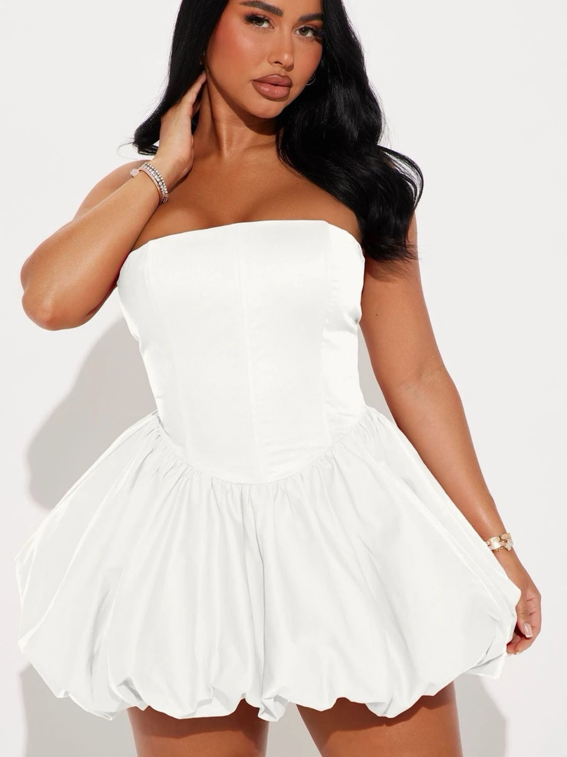 Vit axelbandslös kort klänning