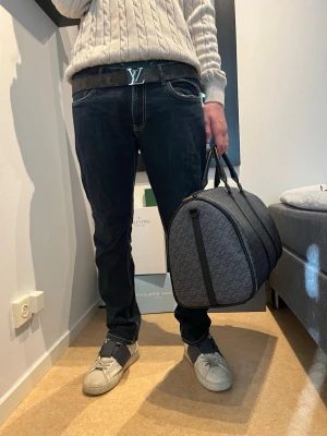 Mörkblå raka jeans  - Säljer ett par mörkblå jeans med raka ben och klassisk femficksmodell. Jeansen har kontrastsömmar och en stilren look som passar till det mesta. Materialet är denim i hög kvalitet och de har en snygg passform.