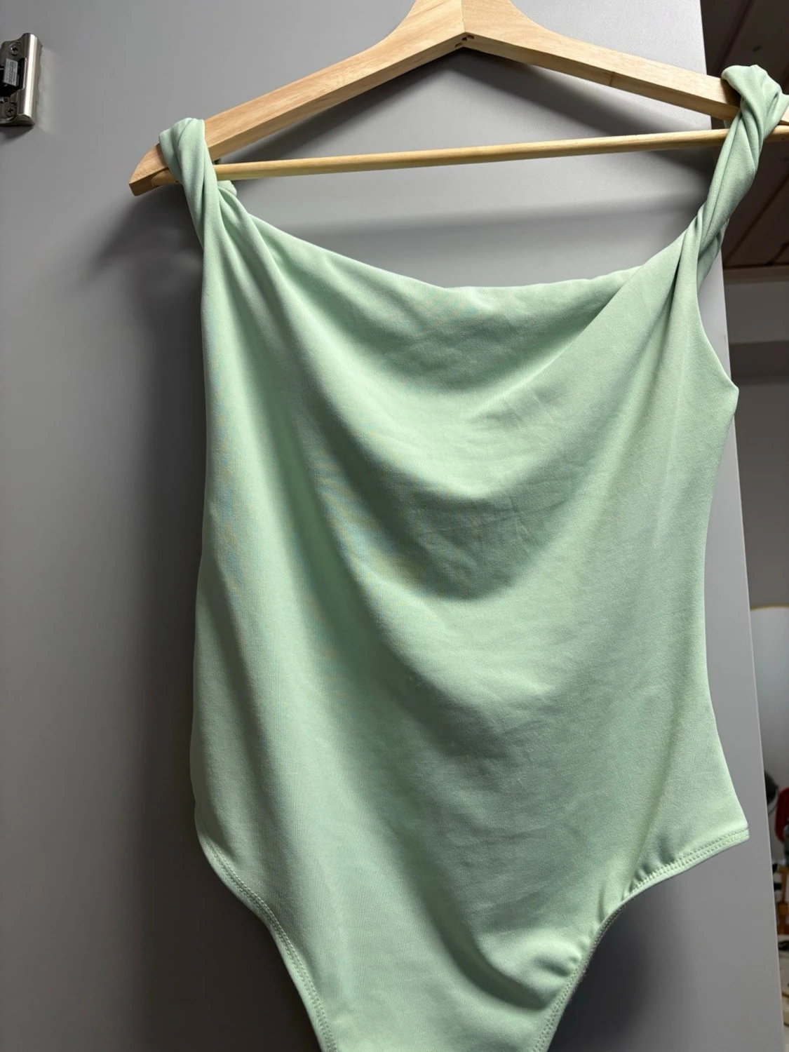 Mint grön asymmetrisk body med en axel - 2