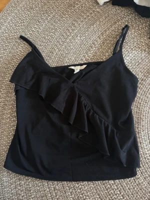 Svart volang topp  - Säljer nu min fina volang topp från hm utan defekter!!💕