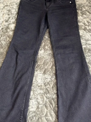 Svart low flared jeans  - Hej säljer dessa lågmidjade jeans från H&M. Har använt dom bara 2 gånger, men dom har legat i garderoben i 4-5 månader. Orginal priset är 249, säljer dom för 99kr. Materiellt är jeans men den är mer stretchig än vanliga jeans (sänkt pris nu)