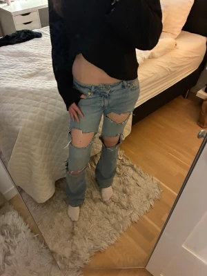 Ljusblå low waist jeans med hål!! - Supersnygga, knappt använda, inga defekter! Hör av dig vid frågor eller fler bilder 💗💗