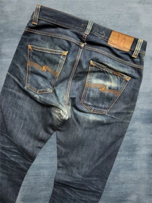 *Sjuk Wash* Nudie Fearless Freddie - Ett par helt galet snygga nudie jeans i passformen ”Fearless Freddie” som sitter lite lösare och sedan smalnar av lite längre ned! Slitaget i grenen bidrar till looken enligt mig! Storlek 29/32 - Hör av dig vid frågor!