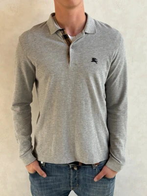 Burberyy tröja  - Säljer nu denna sjukt snygga burberry tröja. Skick 10/10. Modellen på bilden är 184cm och väger 80kg. Bara att höra av sig vid funderingar! 