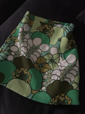 Grön blommig kortkjol från Zara  - Storlek xs 