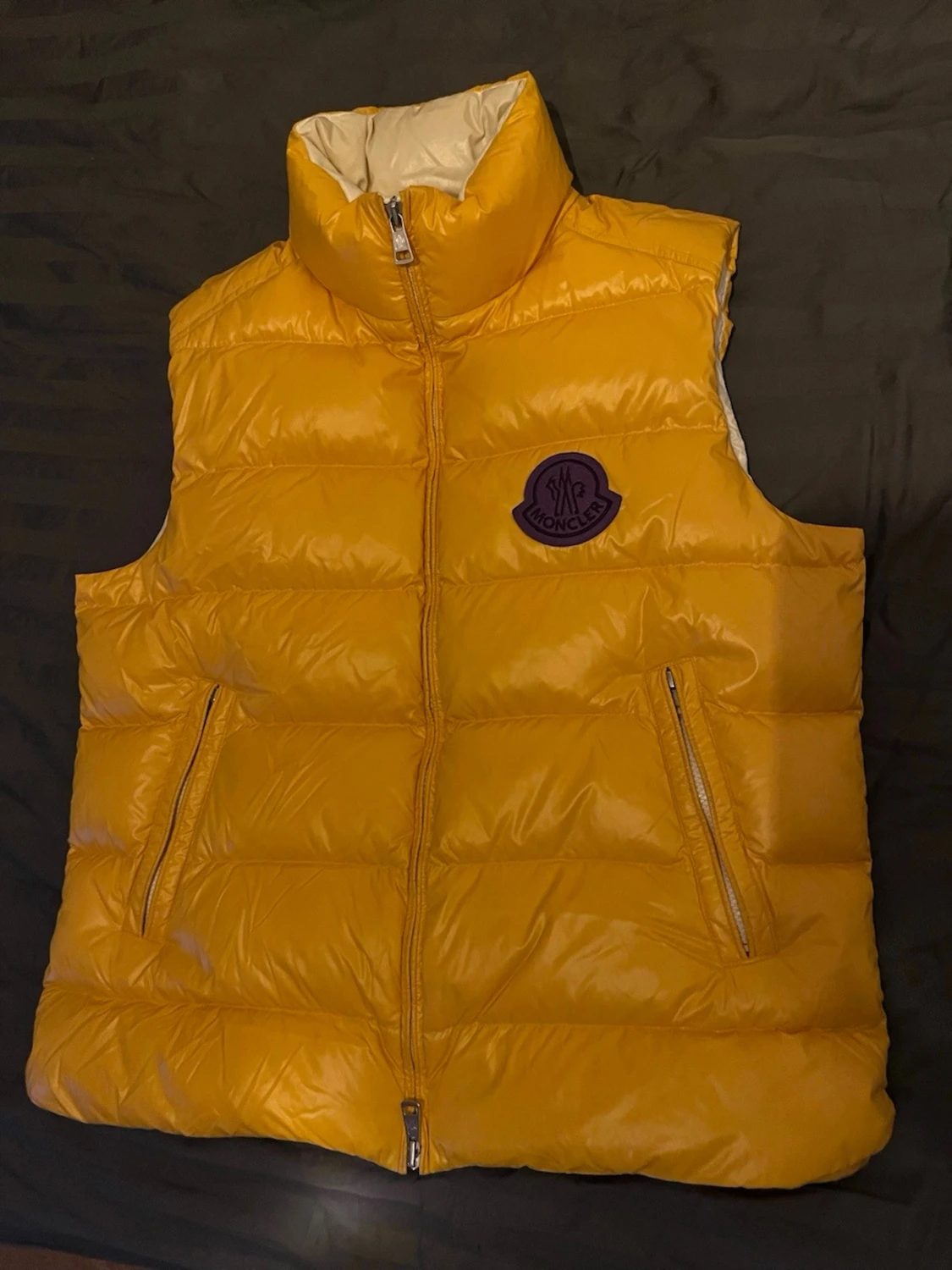 Gul dunväst från Moncler - 1