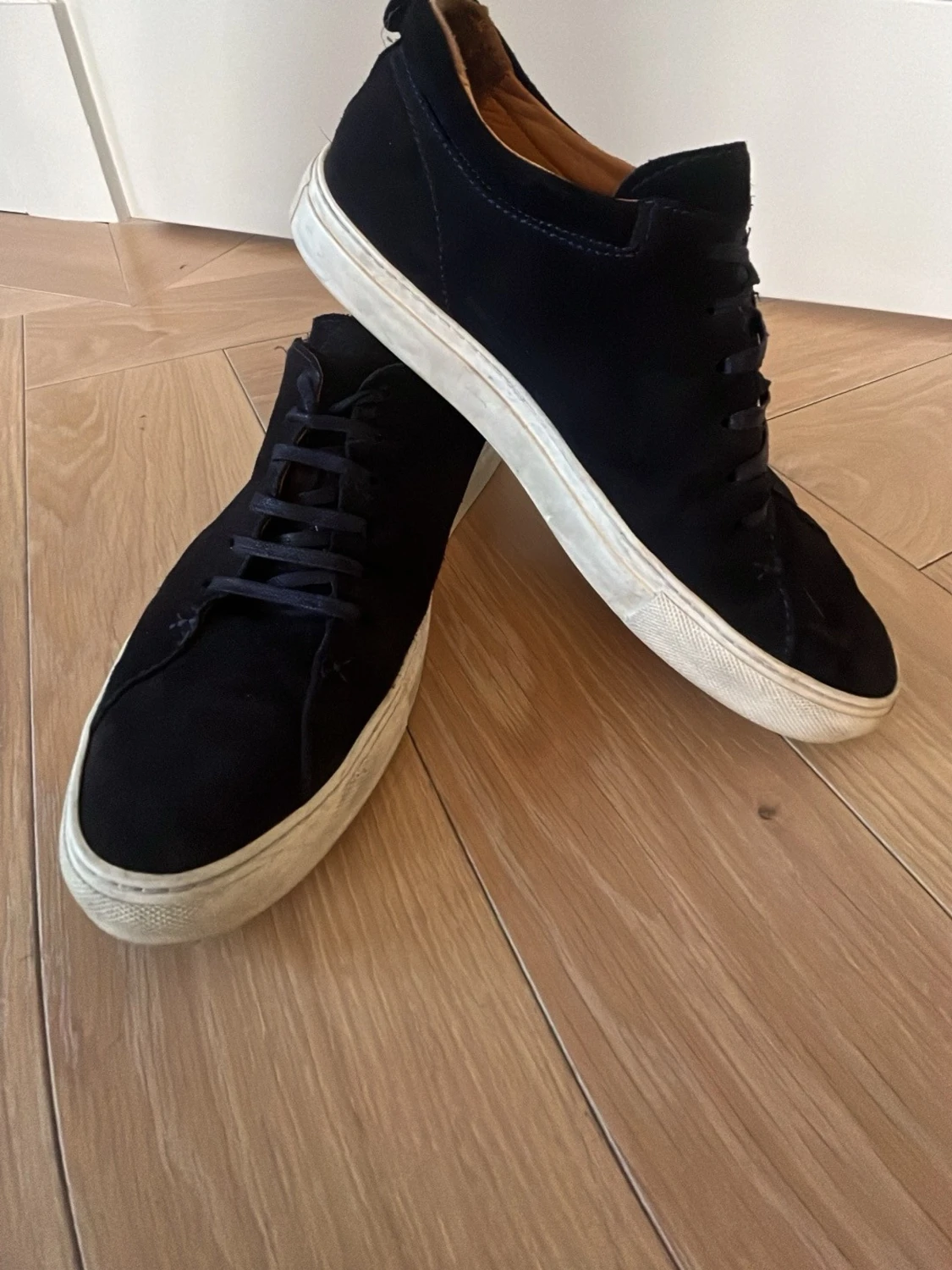 Svarta mockasneakers med vit sula - 1