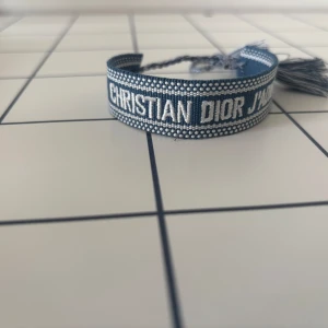 Blå Christian Dior J'Adior armband - Supersnyggt blått armband från Christian Dior. Passar fint till sommaren✅ Använd endast en gång.