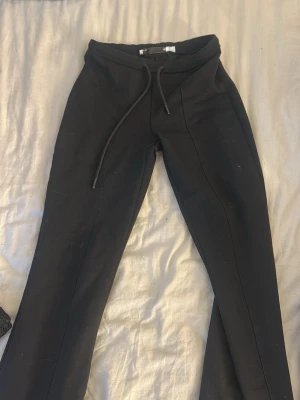 Svarta mjukisbyxor - Säljer ett par svarta ” chill” byxor, lite finare i materialet än andra mjukis byxor 