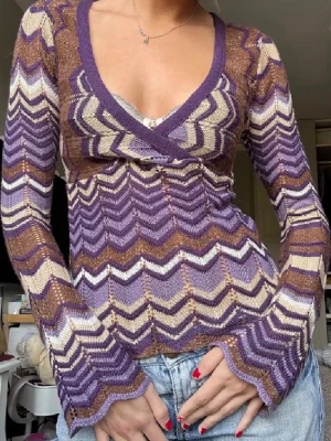 Lila zigzag-stickad topp  - Trendig stickad topp med zigzag-mönster i lila, beige och brunt. Missoni inspirerad 