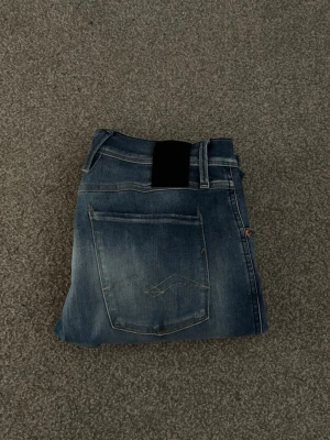 Replay Jeans - Replay Jeans | Anbass | W:33 L:34 | Vädligt fint skick - förutom badgen på rumpan som lossnat lite därav priset. | Inköpta på NK, tyvärr inget kvitto kvar. | Säljs då dom ej kommer till användning. | Pris ej hugget i sten | Vid frågor eller fler bilder hör av er! 🤩