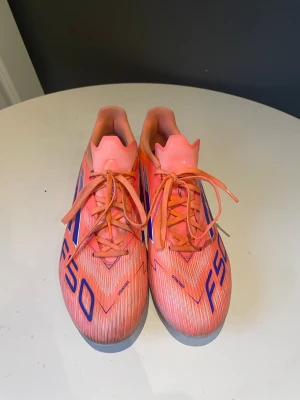 Fotbollsskor F50 accedemy - Andvända 6 träningar 1 träningsmatch, funkar helt utmärkt lite smutsiga på undersidan för jag spelat på konstgräs med dem men det är ingen fara. Storlek 46