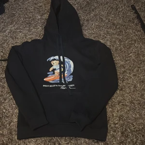 Marinblå hoodie Polo Bear Ralph Lauren - En riktigt fet marinblå Ralph Lauren hoodie med Ralph Lauren björnen på😍 Passar dig som är ca 177 till 183! Skriv gärna frågor och pris går alltid att diskutera!