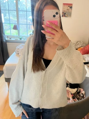 Creme färgad stickad kofta med knappar - Super gullig off white vit kofta från vero Moda🥰 skönt material och passar till allt den är i gott skick men finns tecken på användning som lite missfärgningar som knappt syns🥰i storlek m men jag ser m brukat ha xs tycker den sitter super fint