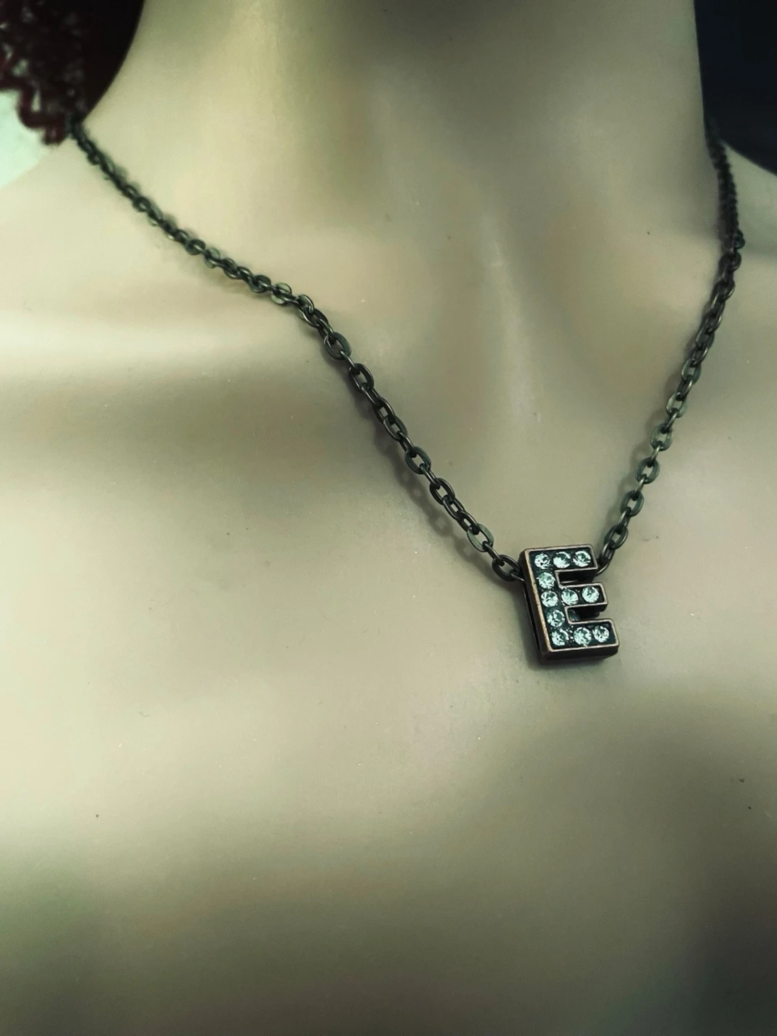 By prisförslag- Halsband med bokstav E och pärlor