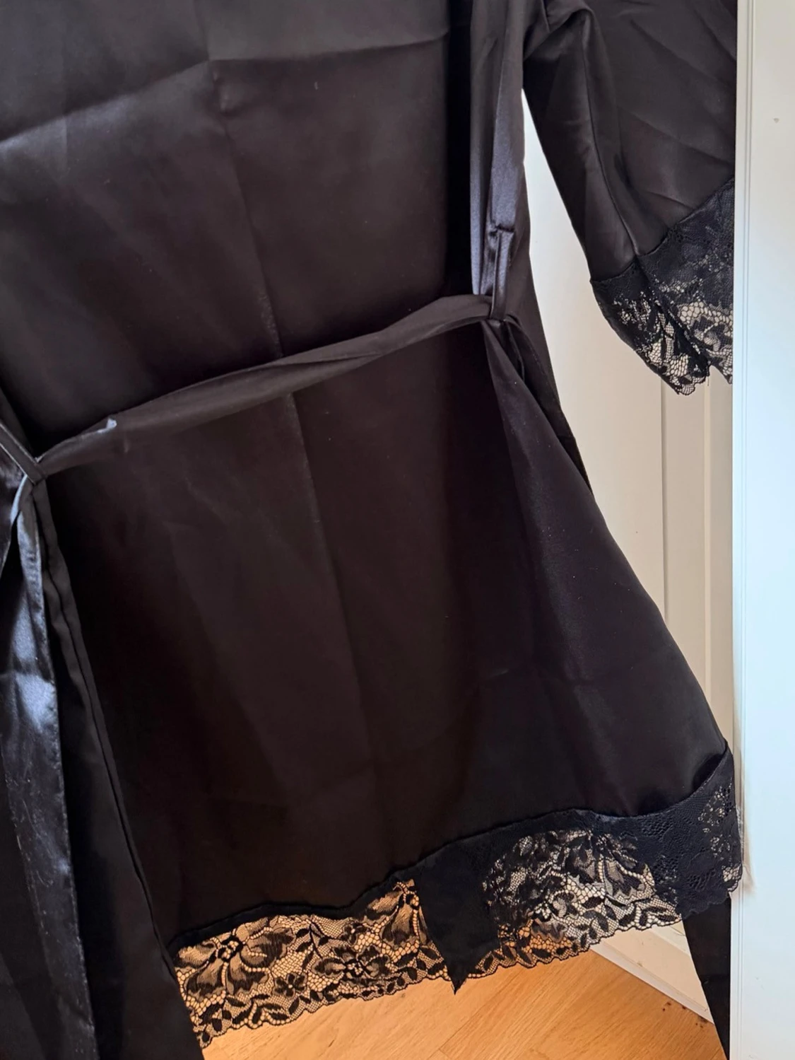 Svart satin morgonrock med spets - 2