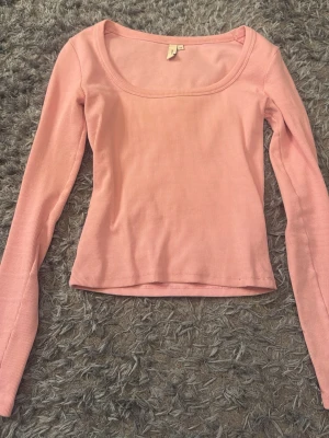 Ljusrosa topp Nelly - Ljusrosa ribbad topp från nelly, har typ aldrig använt
