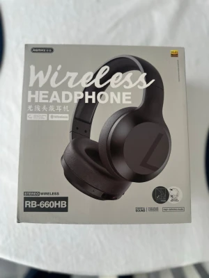 Trådlösa hörlurar Remax RB-660HB - Snygga svarta over-ear hörlurar från Remax, modell RB-660HB. De är trådlösa och har en stilren, modern design med mjuka öronkuddar och justerbart huvudband. Perfekta för dig som vill ha bra ljud och frihet utan sladdar.