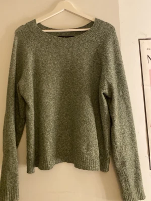 stickad tröja Vero Moda - Mysig stickad tröja från Vero Moda med rund halsringning och långa ärmar. Tröjan har ribbade muddar vid ärmslut och nederkant, perfekt för lager på lager och enkel att matcha med olika outfits.
