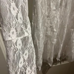 Vit spetsklänning från Gina Tricot - Supersöt vit klänning i spets från Gina Tricot. Klänningen har långa ärmar och är tillverkad i ett genombrutet spetsmaterial. Perfekt för student,  midsommar eller sommar i allmänhet. Aldrig använd✨