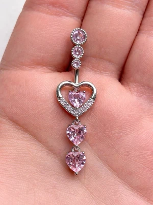 🌸NY Oanvänd Navelpiercing i 304 rostfritt stål 🌸 - 🔥 ERBJUDANDE: Få 30% rabatt när du köper 2 valfria piercingar! 🔥  Passa på att fynda och uppdatera din smyckessamling 💖 Skicka ett meddelande vid intresse eller frågor!