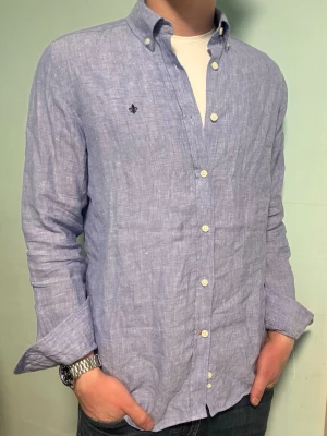 Ljusblå linne Morris skjorta – S, 37/38 - Säljer denna stilrena och snygga ljusblåa linne Morris skjortan. Skjortan är i  mycket bra skick och storleken är S, 37/38, perfekt nu till sommaren. Har du några frågor? Tveka inte att höra av dig. Allt gott från Deluxe garderoben ⭐️ 