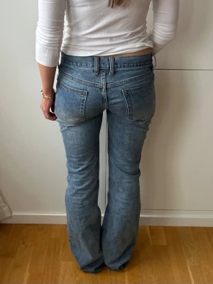 Blå bootcut jeans  - Lågmidjade jeans från brandy Melville, storlek S, midja: 38x2 cm inneben: 82 cm