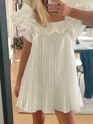 Plisserad klänning från Zara  - Säljer min suuuper snygga och eftertraktade klänning i storlek s men passar även m , använd en gång därav i nyskick ☺️