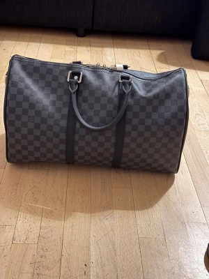 Louis Vuitton keepall väska  - (Kan mötas i Stockholm ) Hej säljer denna keepall väskan . Användes i en resa väldigt fin och bra . Köptes i vesitaire några år sen 