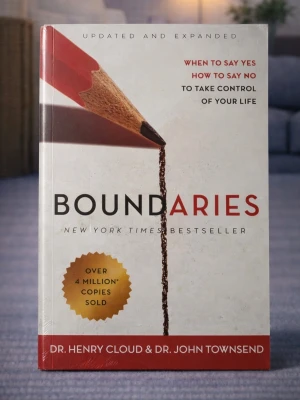 Boundaries (Brand new, in English) - Skick: Helt ny bok. Omslag: Pappercover. Storlek: standard (inte pocket). Förpackning: I sitt originala plastomslag. Från: Stockholm. Snabb leverans inom Sverige.