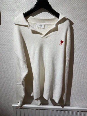 Ami stickad långärmad polo - fin långärmad polo från ami, i väldigt gott skick, pris kan diskuteras