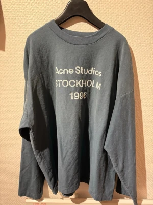 Blå långärmad tröja Acne Studios - I väldigt gott skick, storlek L men är oversized och passar även M  om man gillar lösare passform. Pris kan diskuteras 